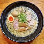 虎一番 - 背油地鳥醤油ラーメン+煮たまご