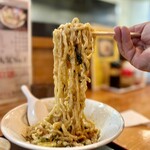 麺屋酒田 - プリプリの極太麺をリフトUP⤴️