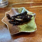 居酒屋 盛 - 突出しのきびなごの煮付けです。酒の肴にピッタリです。