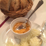 Cantine ALI-BAB - スープに付くルイユとチーズ
                        奥はお通しのカンパーニュ