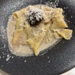 Tikka - トリュフのクリームソースのパスタ　平打ち麺の食感がよい　このパスタにはチーズはかけ放題サービス付き　でも山ほどまではかけられないですよ