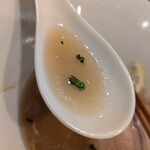 RAMEN MATSUI - この緑色の粒粒がバンチありました。