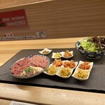 焼肉醍醐 - ベルトコンベア的にお料理運ばれます！