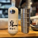 高円寺 焼肉ここち - ◇虎マッコリ¥3,200
      …虎マッコリは初めて飲みましたが…
      辛口の生酒で、微発泡のシュワ感を感じ…
      コレ…めちゃくちゃ美味しいですね〜♡(*´Д｀*)