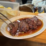 高円寺 焼肉ここち - 一度お皿に戻してタレをつけ