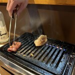 高円寺 焼肉ここち - サッと炙って、くるくると♪(๑˃̵ᴗ˂̵)
      美味しい赤身肉です♪( ´▽｀)