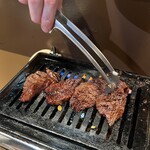 高円寺 焼肉ここち - 再度コンロへと♪
      華麗な手捌きに…見惚れる4人♡(*´ー｀*)