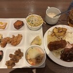 リラッサ - 揚げ物につられてしまいました　また、右の皿がポスターに出ていたパスタとチャーハンに豚カツ乗せるバージョン