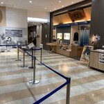 本格手打 もり家 - 外観。行列用の整理線が張っている。