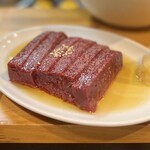 高円寺 焼肉ここち 市場店 - ◯新鮮！！上レバー¥2,000
                                …うひゃぁ〜♡(*´Д｀*)
                                なんて美しい牛レバー♡
                                角がピンと立った大きなブロック状♡
                                メニュー名に偽りなしの鮮度とわかります！d(￣ ￣)