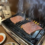高円寺 焼肉ここち - ミディアムレアで焼いていただきますと…
