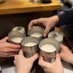 高円寺 焼肉ここち - MAYPYONと私はレモンサワーをチェイサーにして…(笑)
      まずはマッコリで乾杯です♪(*^^)o∀*∀o(^^*)♪
      
      あら？（；゜０゜）4人のはずが
      1名… 二刀流でグラスを持つ手が…！(ﾟДﾟ)爆♪