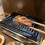 高円寺 焼肉ここち - おろしニンニクをつけていただきますと
      甘くてトロけて…思わずニンマリ♪
      ホッペが落ちそうな美味しさです♡(●´ω｀●)