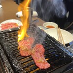 高円寺 焼肉ここち 市場店 - コンロに乗せると…ファイヤ〜！٩( 'ω' )و
                                厚切りだけれど…レアな火入れでいただきますと…
                                うわぁ〜♡柔らか美味しい〜！(*´Д｀*)♡
                                脂身まで上質で…重さを感じないカルビにビックリ！