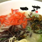 博多ラーメン　一花 - いちラーメン480円・紅生姜と激辛高菜を投入！