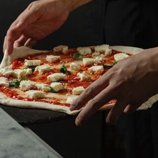 当店イチオシ★イタリア製の窯で焼いた薪窯のピッツァ