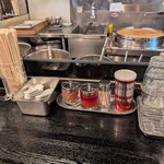 支那ソバ 小むろ - 卓上アイテム。真ん中の辣油がビリっと辛くて華やかで美味。