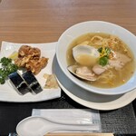 らぁめん香房 登里勝 - 料理写真:大はまぐり塩らあめん、焼さば寿司(2切)＆唐揚げ(2個)