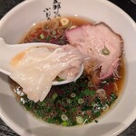 支那ソバ 小むろ - ワンタンとチャーシュー。ワンタンは特筆する味付けではないが、激ウマ。これって凄いと思う。チャーシューも勿論激ウマ。焼豚の旨味と食感と柔らかさが素晴らしい。