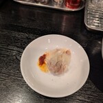 支那ソバ 小むろ - 卓上の辣油をつけても美味しい。かなり辛いので、つけ過ぎに注意。