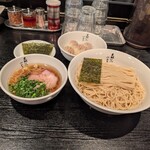 支那ソバ 小むろ - ワンタンつけソバ醤油(ワンタン3個)+ワンタン3個+海苔+大盛。