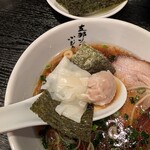 支那ソバ 小むろ - ワンタンを海苔に巻いてつけ汁にドボンして食べる。