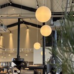 カフェヨシノ ロースタリー - 天井高し、空気の流通がイマイチかな… 焙煎機の香りを届けるため？