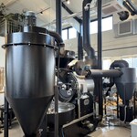 カフェヨシノ ロースタリー - 巨大焙煎機、男の子のメカ好き心をくすぐる 腕時計に向かって『行け、ロボ！』とか言いたい