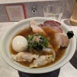 shizuku - 「３種のチャーシューと味玉の醤油らーめん」(「プリプリ海老わんたん」トッピング追加)