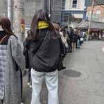 ごはんや一芯 大阪 - 開店前の行列（土曜日11:25時点）