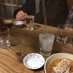 武蔵屋 - お酒は高いところから勢い良く注いで空気を入れることで丸くなります。