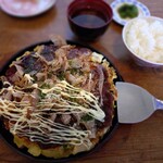 ひまわり - お好み焼（豚玉）大盛と御飯セット　お好み大盛は、かなりのボリューム