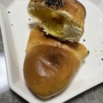 塩パン屋 パン・メゾン - やきいも塩パン　空洞に甘いやきいも