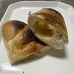 塩パン屋 パン・メゾン - 塩パン　焼き過ぎ　中央空洞部にバターが入っていた