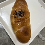 塩パン屋 パン・メゾン - 胡麻付きは､やきいも塩パン　上手い焼き加減です