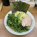 横浜ラーメン　武蔵家 - SUGOIほうれん草の量