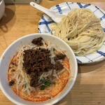 希須林 - ✅担々つけ麺(太麺300g)¥1.200
      　※辛さ3段階からセレクト(中辛)
      　※ご飯無料(お代わりも無料)
      　※野菜マシ可能
      　※土曜限定メニュー