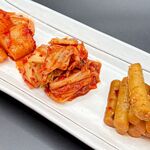 焼肉ホルモン カンテキ - キムチ三種盛り