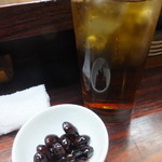 浜吉 - ウーロン茶とお通し（黒豆）