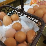 赤鬼 - 店主、自家製の卵　そのまま食べてもおいしいのです