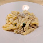 フィオリータ - 料理写真:八色椎茸とポルチーニ茸のクリームソースペンネ