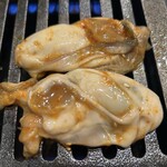 人情焼肉ONIKUちゃん - 「牡蠣キムチ」を焼いて見ました。もちろん店員さんに確認してから焼いています。お店で丹精込めて作られたものですから、ぞんざいに扱う事は出来ません。元が良いので焼いても美味しです。
