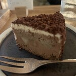 喫茶葦島 - ラフランス・ショコラ
            みずみずしい山形県産のラフランスを使用したガトーショコラ。　セット800円　単品1100円。