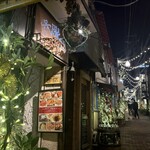 六曜舎 - こちらから階段で2階道沿いに椅子があります