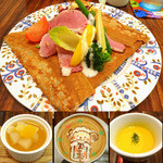 カフェやさしいちから。 - ランチセット1200円＋ドリンク加算200円（ペッパーパストラミビーフのサラダガレット、かぼちゃ＆にんじんスープ、フレーバーラテ、オレンジゼリー）