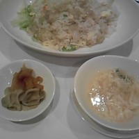 南国酒家 原宿本店 - たらば蟹とレタスのチャーハン
