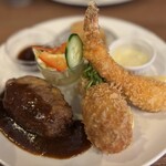 喫茶 赤いサニー - 赤いサニーのスペシャルランチ（土日）　後ろにかすかにボケて見える子がプチヒレカツ