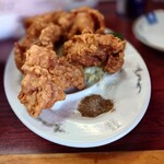 寿蘭 - 上アゴを火傷してしまった鶏の唐揚げ(1,200yen)手前のスパイスは胡椒と塩と何かわからない物がブレンドされています