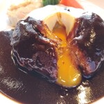 レストランマ・メゾン 日進竹ノ山店 - ハンバーグにナイフを入れると 卵がトロトロ〜♥️