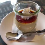 レストランマ・メゾン - 提供の直前にカラメルソースがかけられ、 とっても美味しいプリンでした！(量もたっぷりで嬉しい♪)